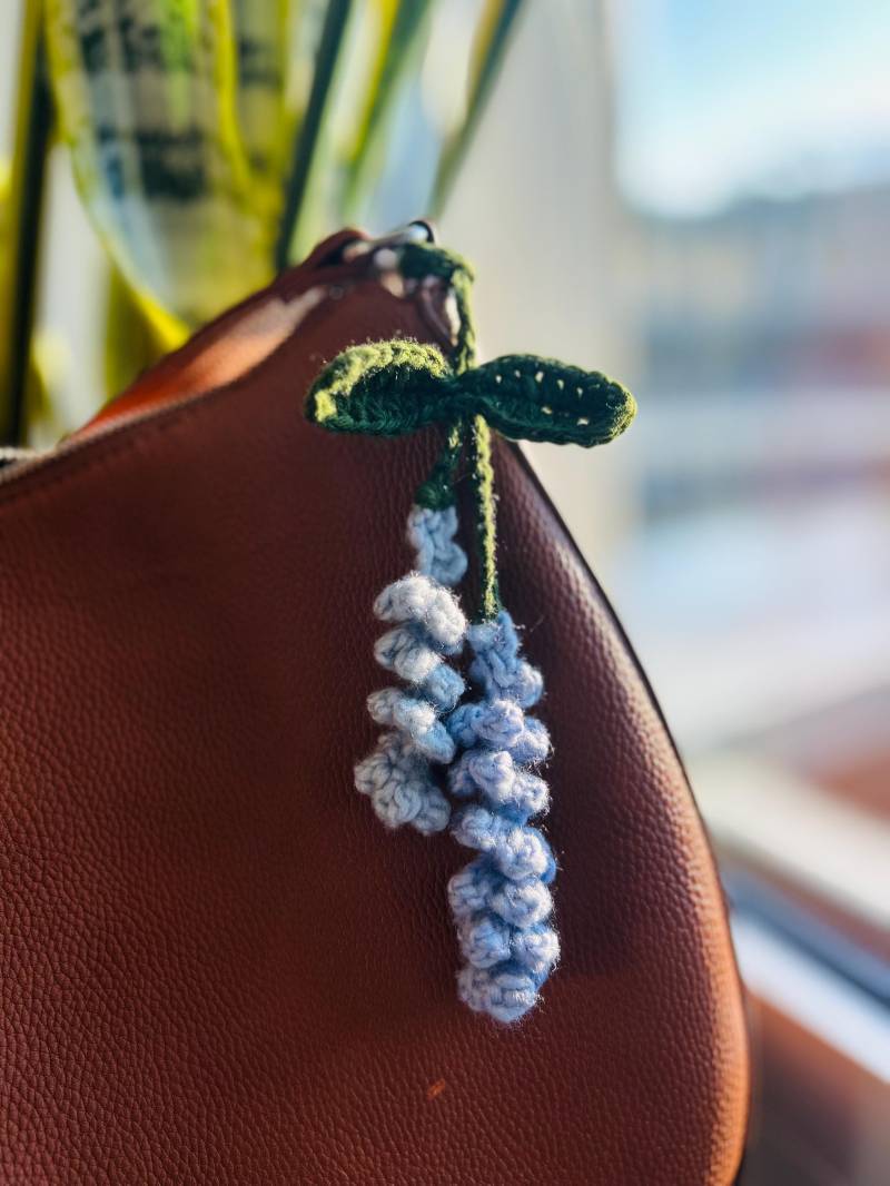Handgemachter Boho-Taschenanhänger Mit Gehäkelter Lavendelblume, Schlüsselanhänger - Geschenk Für Sie von TinyloopsShop