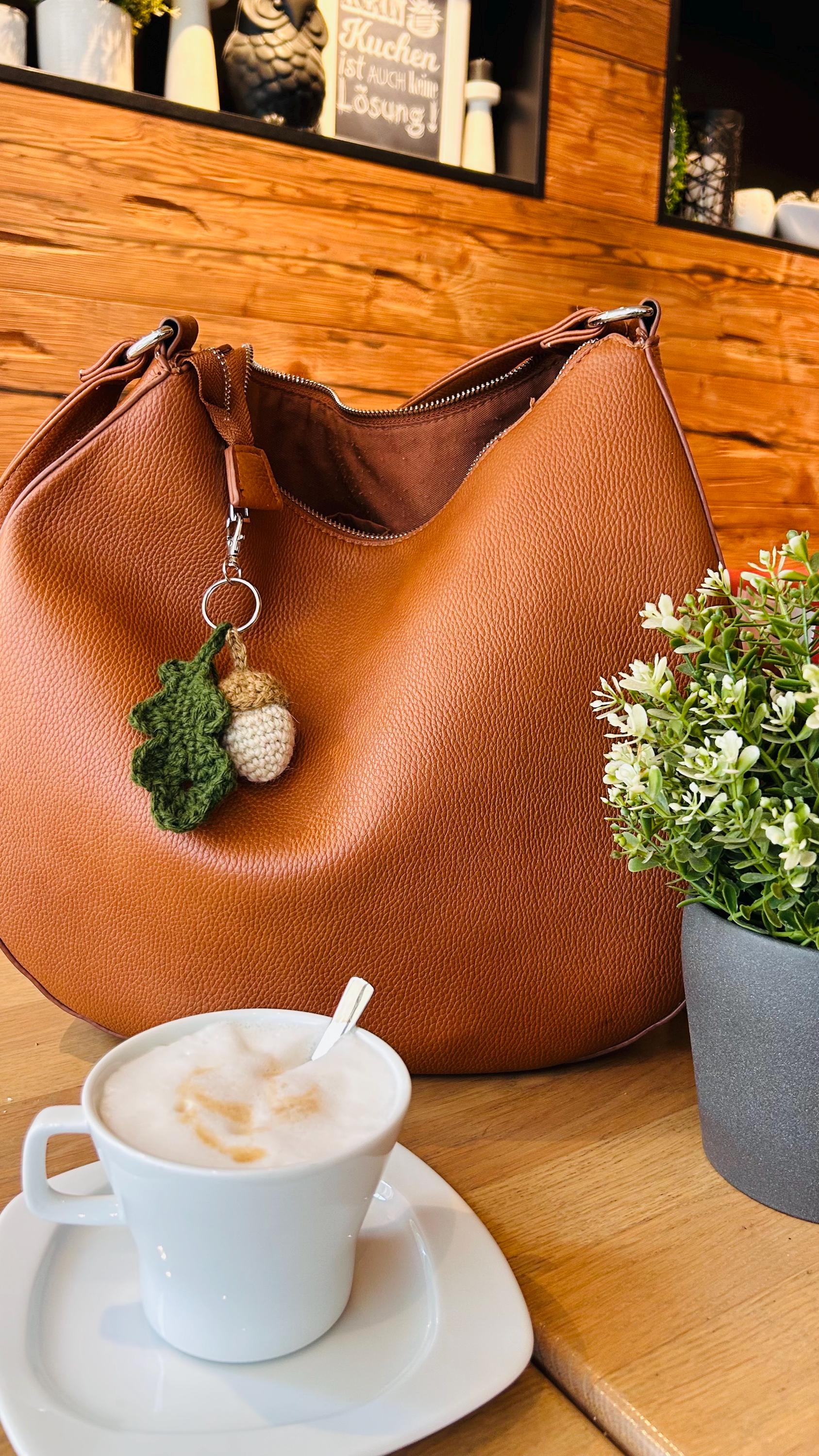 Handgemachter Gehäkelter Eichel-Schlüsselanhänger - Kleines Geschenk Für Sie von TinyloopsShop