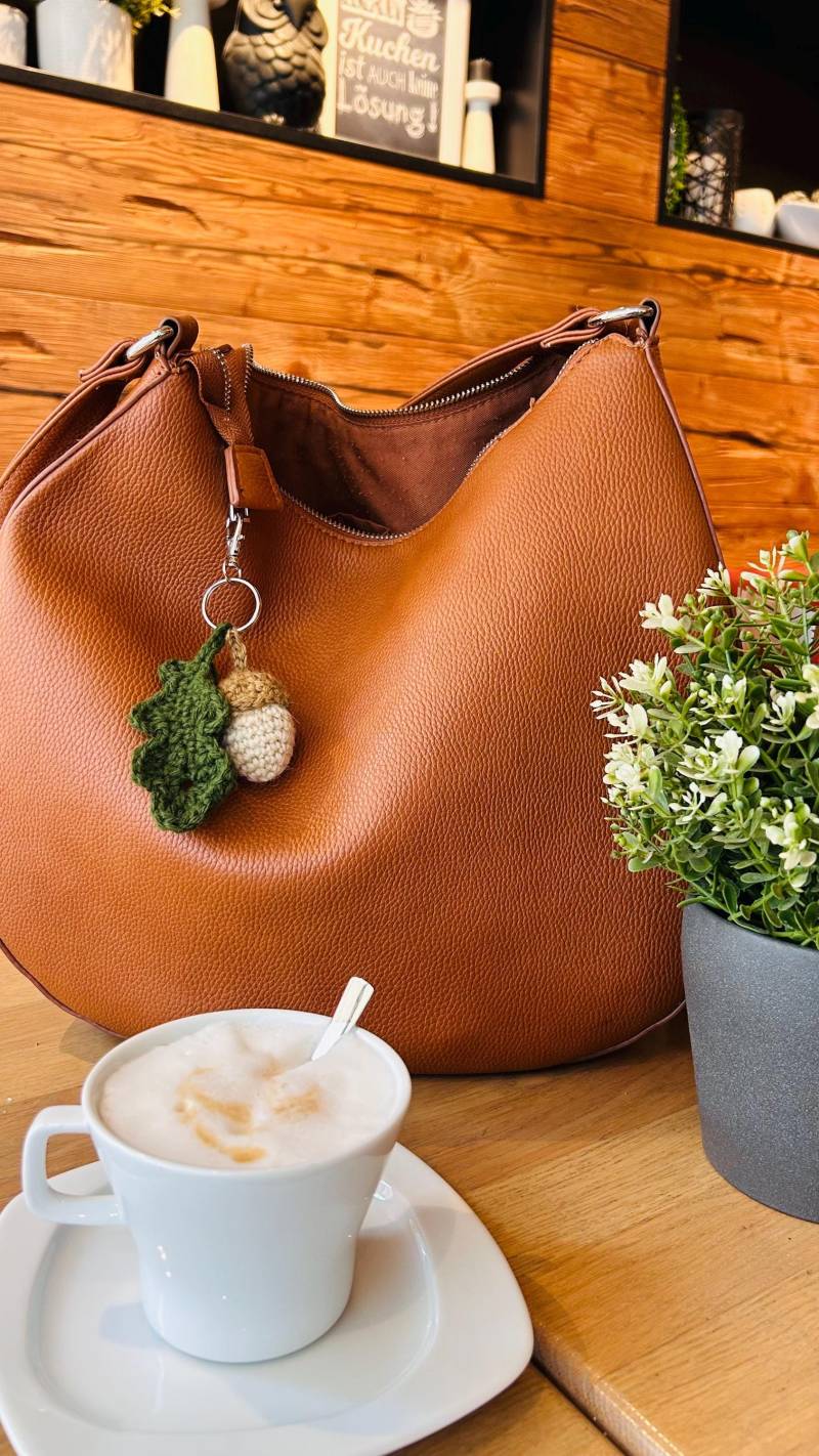 Handgemachter Gehäkelter Eichel-Schlüsselanhänger - Kleines Geschenk Für Sie von TinyloopsShop