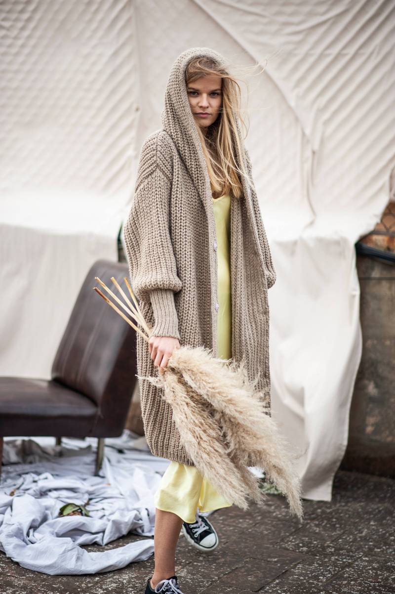 Langer Beige Cardigan Mit Mütze, Alpaka Cardigan, Strickjacke Für Frau, Wolljacke, Slowfashion, Geschenk, Gestrickte Strickjacke, Pullover von TinywooLShop