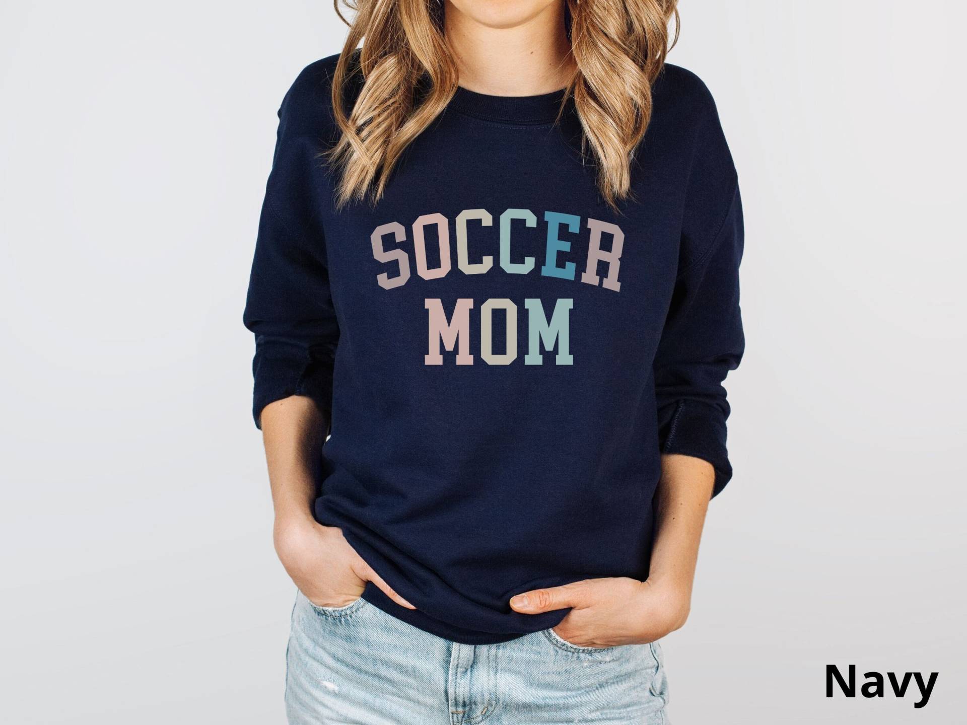 Retro Fußball Mama Sweatshirt, College Pullover Spieltag Shirts Vibes Top T-Shirts Muttertag von TipsyGrapeBoutique