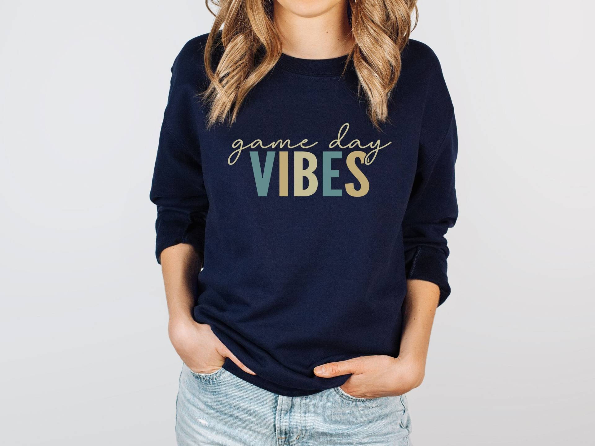 Retro Spieltag Vibes Sweatshirt, Fußball Mama Shirt Sweatshirt College Baseball von TipsyGrapeBoutique