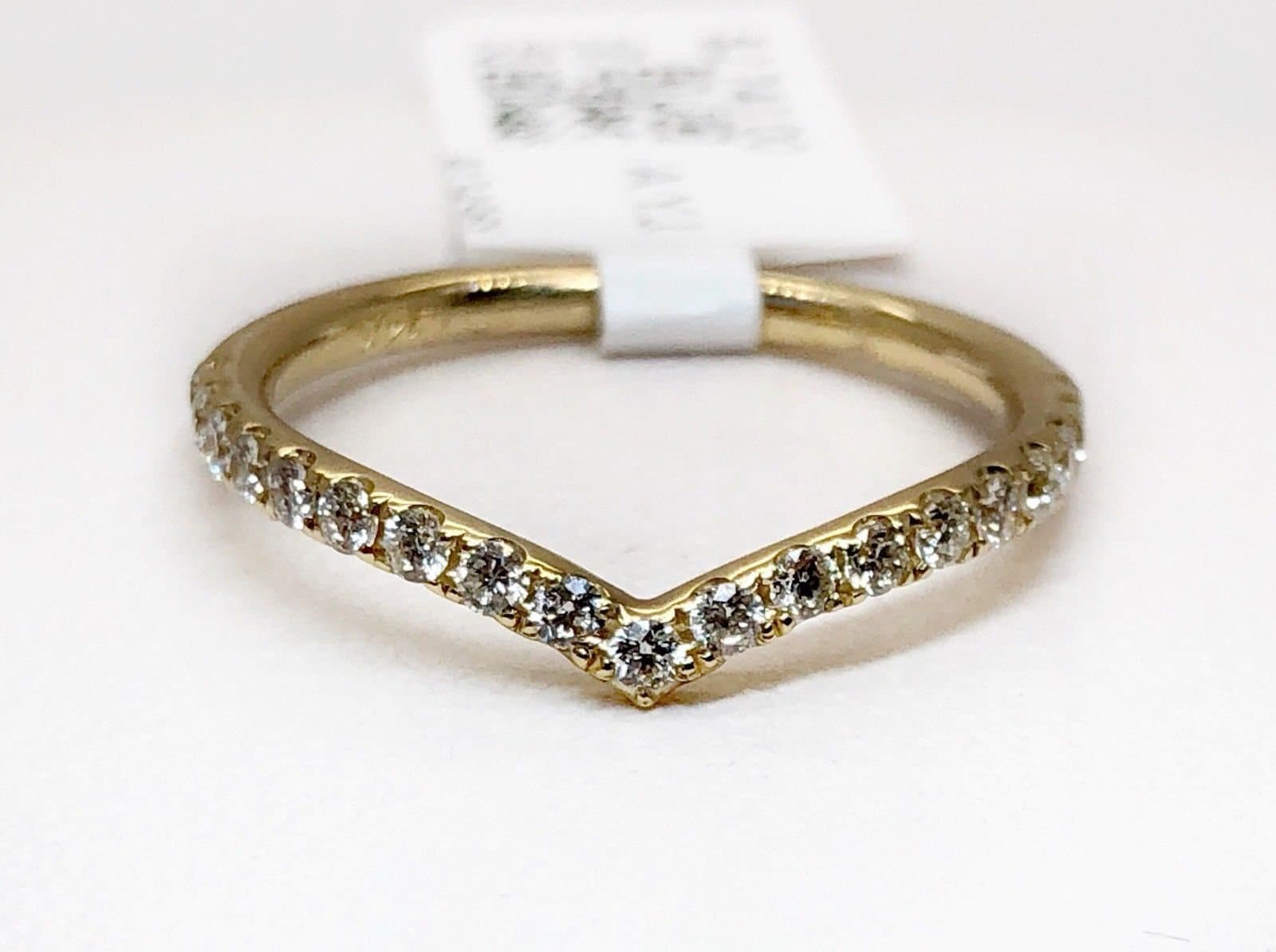 14K Solid Gelbgold 0, 34 Karat Natürlicher Diamant Chevron Gebogener Ehering Band von Tirazisjewelers