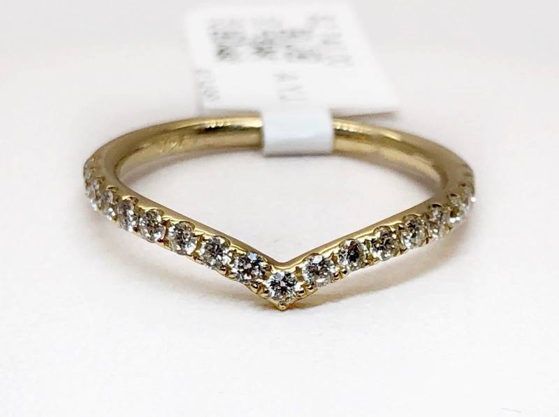 14K Solid Gelbgold 0, 34 Karat Natürlicher Diamant Chevron Gebogener Ehering Band von Tirazisjewelers