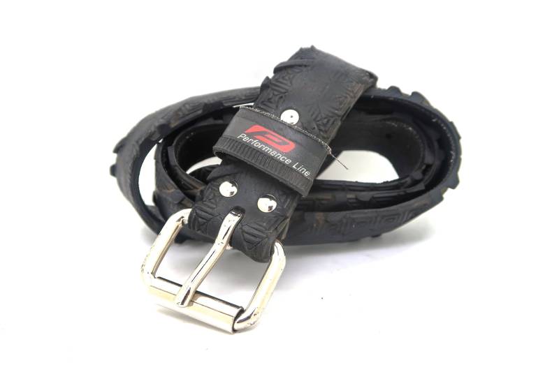 Fahrradreifengürtel "P" | Upcycled Vegan Handmade Von Tirebelt.com - Kollektion 2022 von Tirebelt