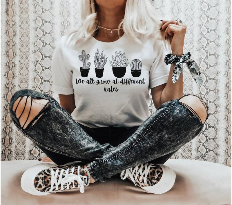 Hemd Zusammenwachsen | We All Grow At Different Rates Shirt Autismus Lehrer Kaktus Sukkulenten von TiredTeacherGraphics