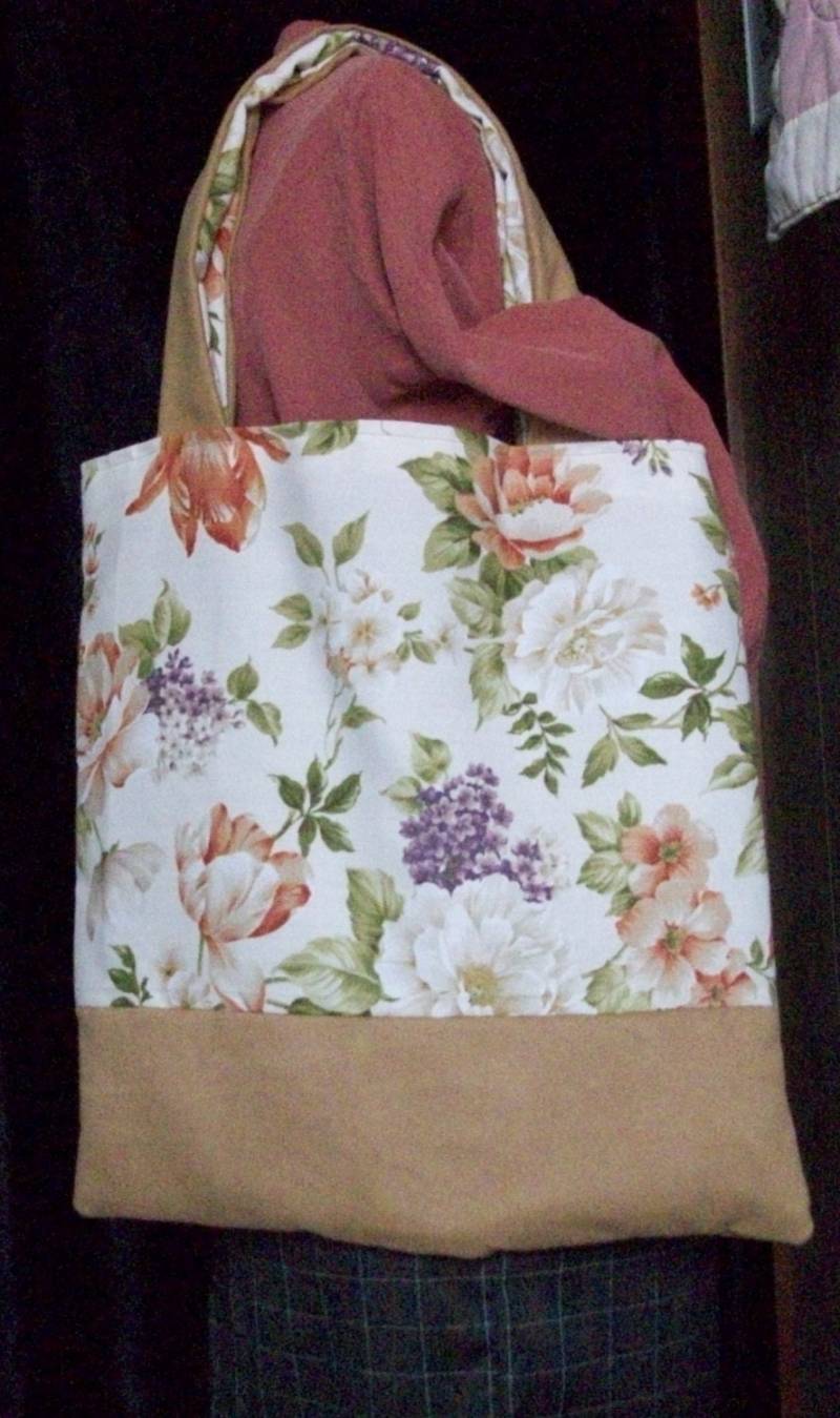 Ein Feld Von Blumen-Beutel. Verwenden Sie Es Für Schulbücher, Einkaufen, Eine Handtasche Oder Was Auch Immer Wünschen von TishaFayPieces