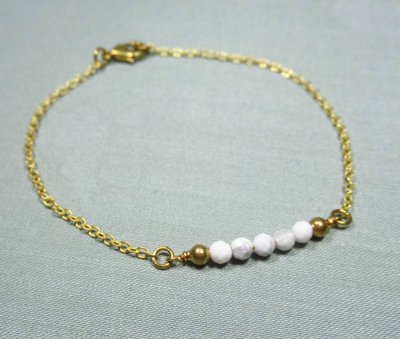 Zartes Armband Marmorperlen Aus Goldenem Messing Mit Weißen Howlith-Perlen | 2164 von TitaniasZauberwald