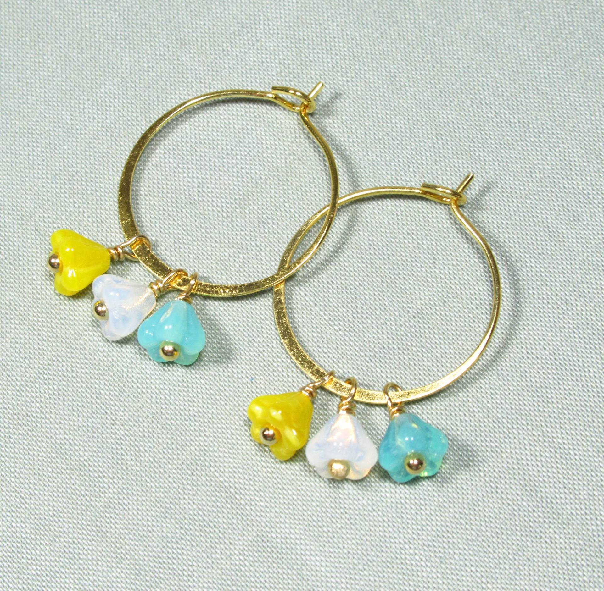 Creolen Aufgeblüht 20mm Aus Vergoldetem Messing Mit Glasblüten in Türkis Weiß Gelb | 2479 von TitaniasZauberwald