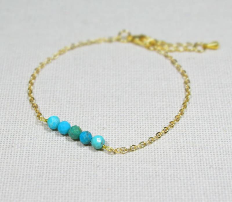 Geburtsstein Armband Dezember Mit Türkisblauen Türkisperlen, Verstellbares Armkettchen Aus Vergoldetem Messing | 2273 von TitaniasZauberwald