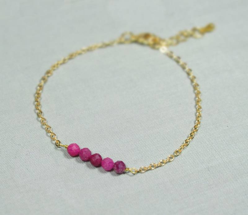 Geburtsstein Armband Juli Mit Roten Rubinperlen, Verstellbares Armkettchen Aus Vergoldetem Messing | 2270 von TitaniasZauberwald