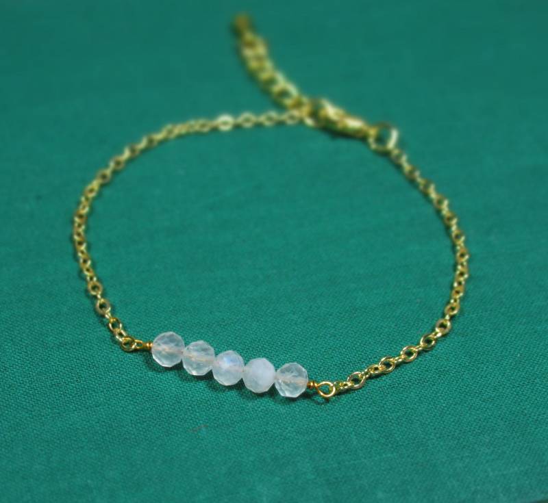 Geburtsstein Armband Juni Mit Weißen Mondsteinperlen, Verstellbares Armkettchen Aus Vergoldetem Messing | 2275 von TitaniasZauberwald