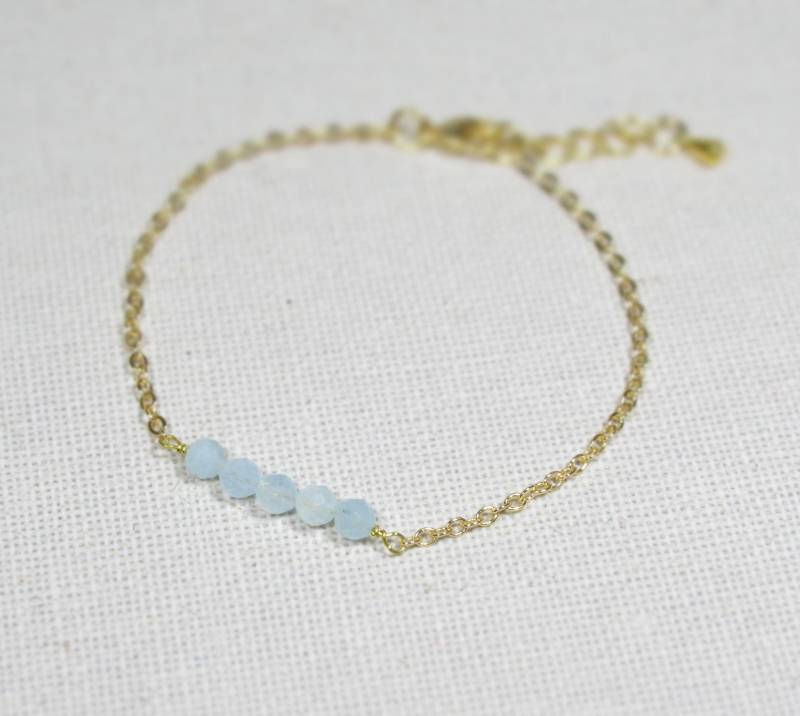 Geburtsstein Armband März Mit Hellblauen Aquamarinperlen, Verstellbares Armkettchen Aus Vergoldetem Messing | 2265 von TitaniasZauberwald