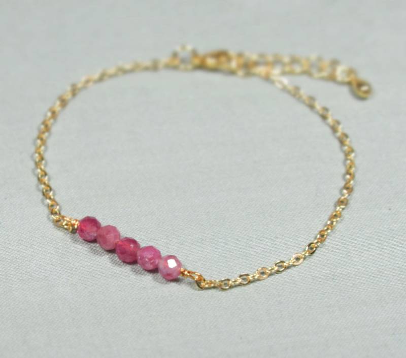 Geburtsstein Armband Oktober Mit Rosa Turmalinperlen, Verstellbares Armkettchen Aus Vergoldetem Messing | 2272 von TitaniasZauberwald