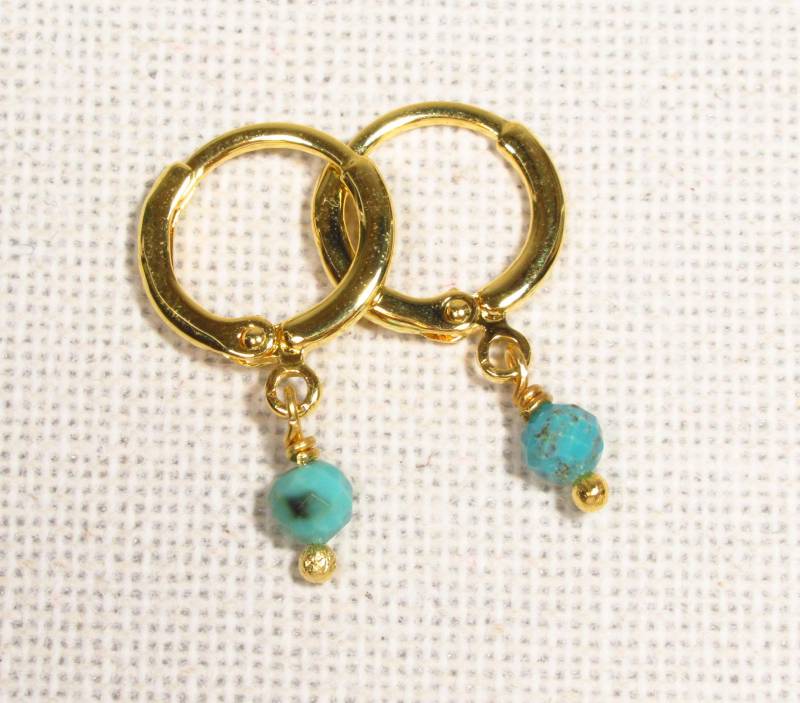 Geburtsstein Ohrringe Dezember Mit Türkisblauen Türkisperlen, Huggies Aus Vergoldetem Messing | 2257 von TitaniasZauberwald