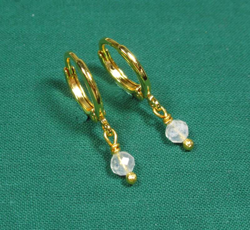 Geburtsstein Ohrringe Juni Mit Weißen Mondsteinperlen, Huggies Aus Vergoldetem Messing | 2261 von TitaniasZauberwald