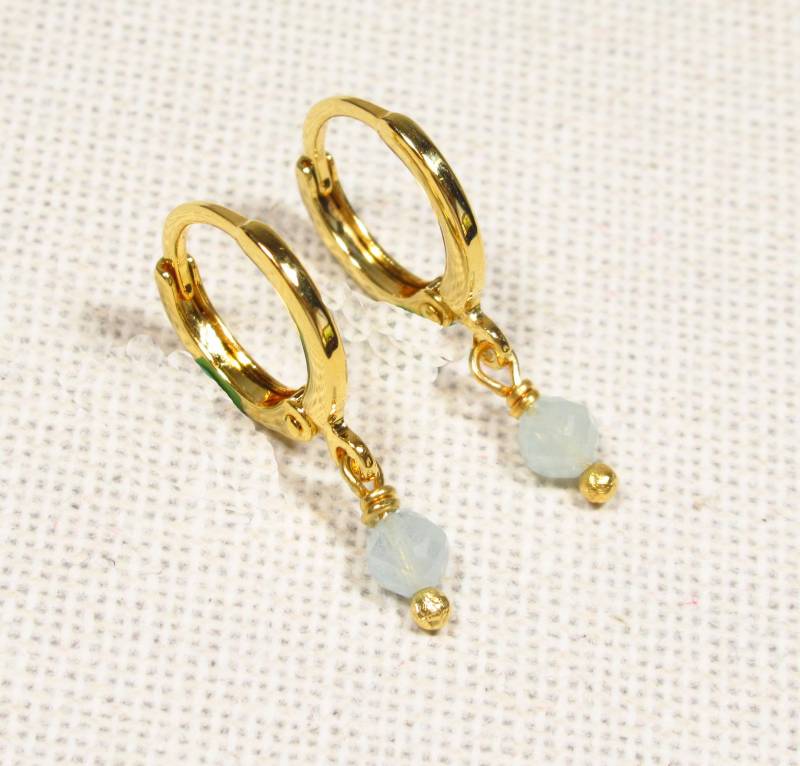 Geburtsstein Ohrringe März Mit Hellblauen Aquamarinperlen, Huggies Aus Vergoldetem Messing | 2260 von TitaniasZauberwald