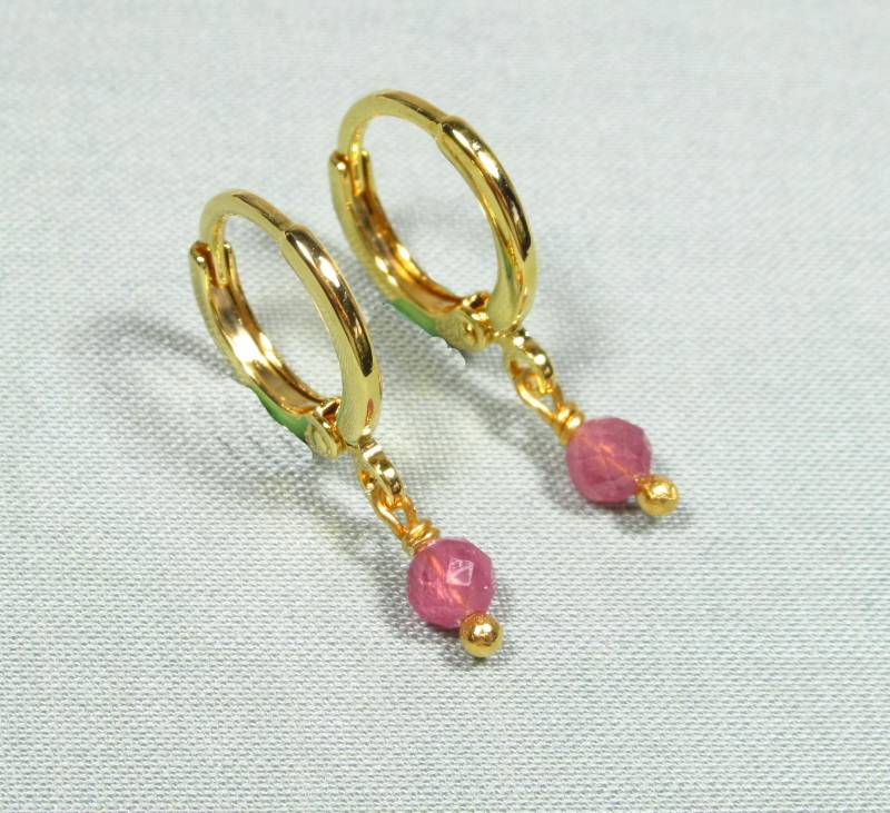 Geburtsstein Ohrringe Oktober Mit Rosa Turmalinperlen, Huggies Aus Vergoldetem Messing | 2251 von TitaniasZauberwald