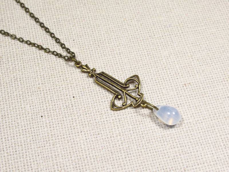Halskette Hermia Aus Bronzefarbenem Messing Mit Weißem Opalglastropfen, Kette Im Jugendstil | 2328 von TitaniasZauberwald
