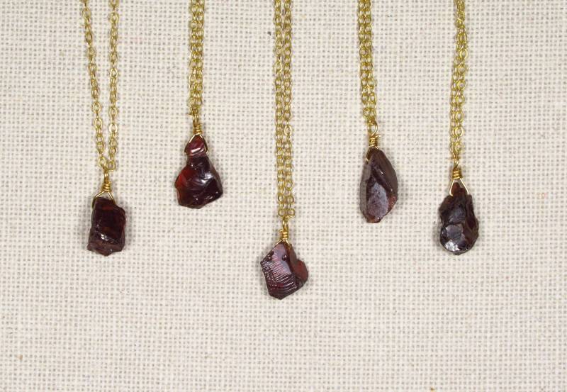 Halskette Kleiner Granat Aus Goldfarbenem Messing Mit Dunkelrotem Rohem Granatanhänger | 2291 von TitaniasZauberwald