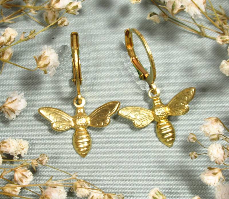 Mini-Creole Honigbiene 12 Mm Aus Goldenem Messing Mit Kleinen Bienen | 2181 von TitaniasZauberwald