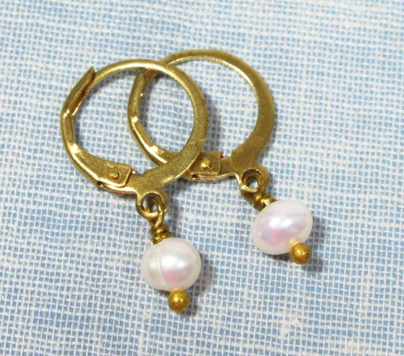 Mini-Creolen Süsswasserperle Weiss 12 Mm Aus Goldenem Messing Und Kleiner Perle | 2207 von TitaniasZauberwald