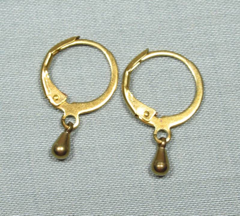 Mini-Creolen Goldtröpfchen 12 Mm Aus Goldenem Messing Mit Kleinem Tropfenanhänger | 2081 von TitaniasZauberwald