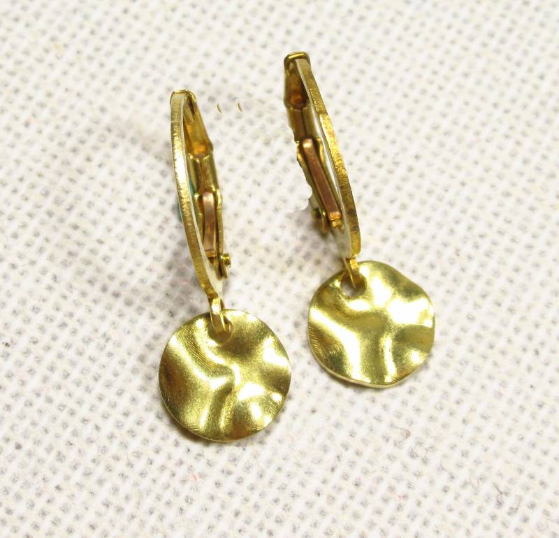 Mini-Creolen Wellenbrecher 12 Mm Aus Goldenem Messing Mit Rundem Anhänger | 2225 von TitaniasZauberwald