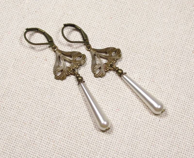 Ohrringe Art Nouveau Perlen Aus Bronzefarbenem Messing Mit Weißen Tropfenperlen, Jugendstil Vintage Stil | 2365 von TitaniasZauberwald