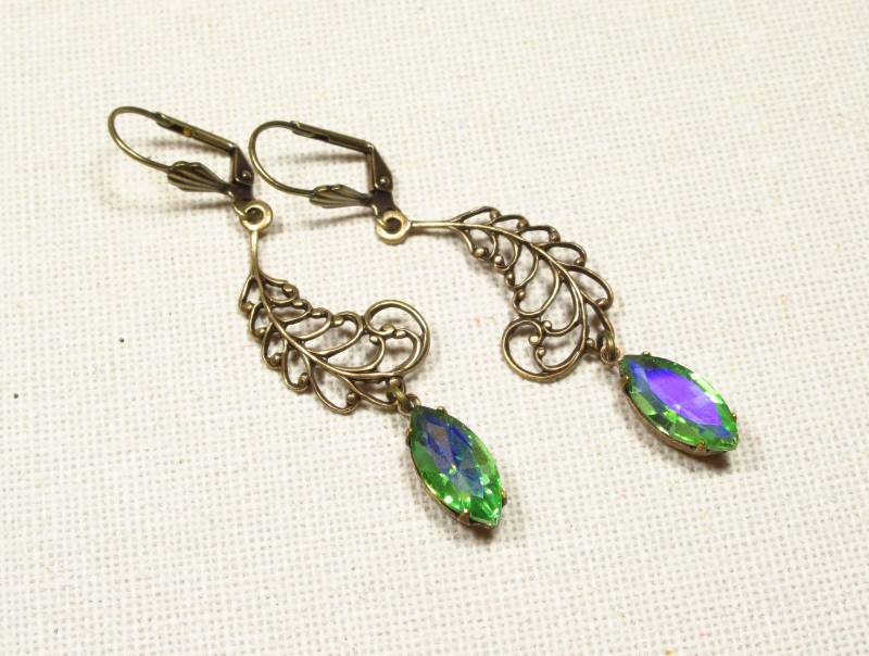 Ohrringe Blätterwirbel Aus Bronzefarbenem Messing Mit Grün-Blauem Glasstein Im Jugendstil | 2325 von TitaniasZauberwald