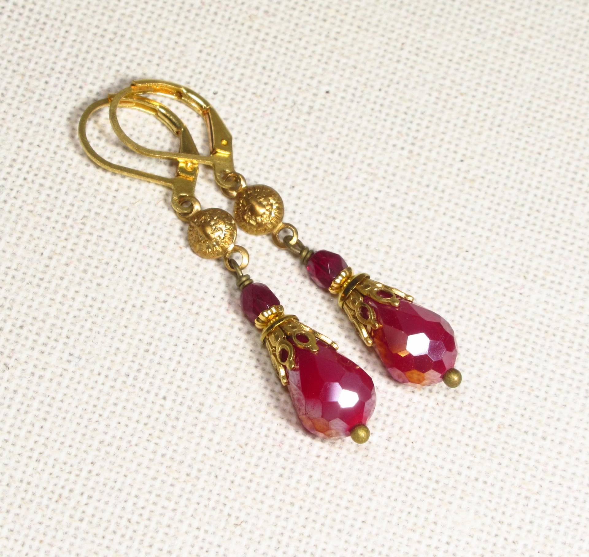 Ohrringe Frostglut Aus Goldenem Messing Und Roten Glasperlen Im Vintage-stil | 2486 von TitaniasZauberwald