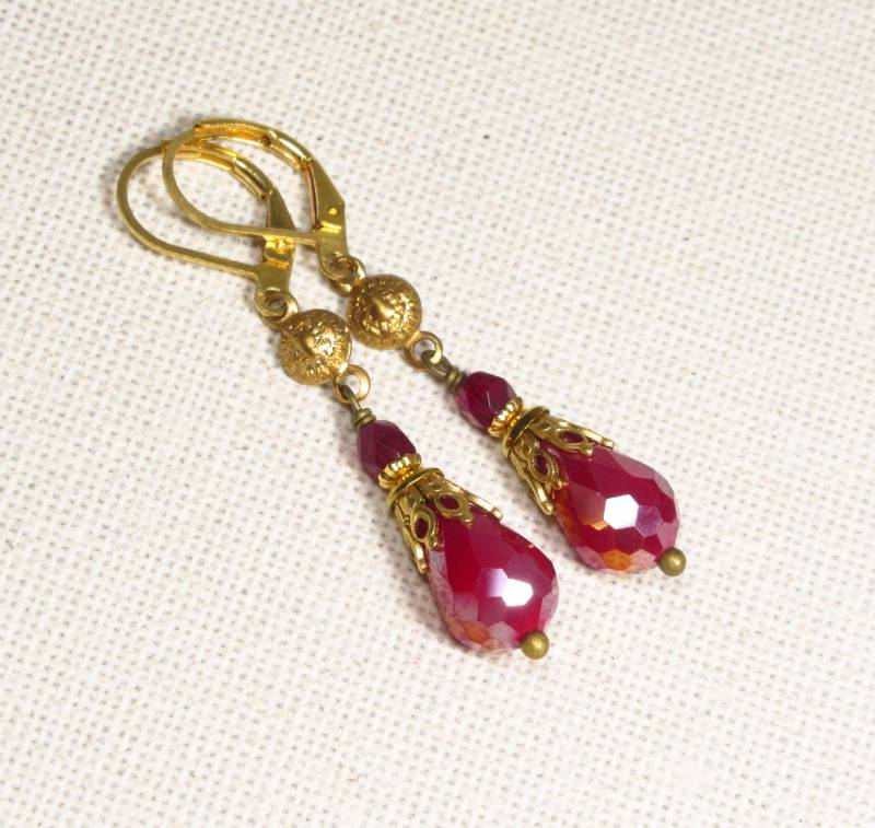 Ohrringe Frostglut Aus Goldenem Messing Und Roten Glasperlen Im Vintage-stil | 2486 von TitaniasZauberwald