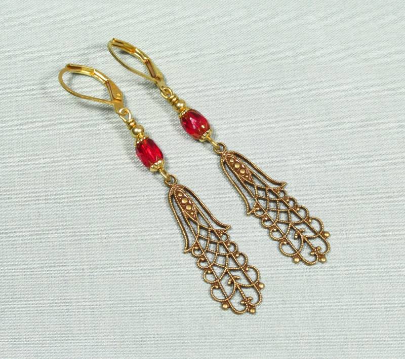 Ohrringe Gloria Aus Roten Glasperlen Und Einem Bronzefarbenen Ornament Im Vintagestil | 2488 von TitaniasZauberwald