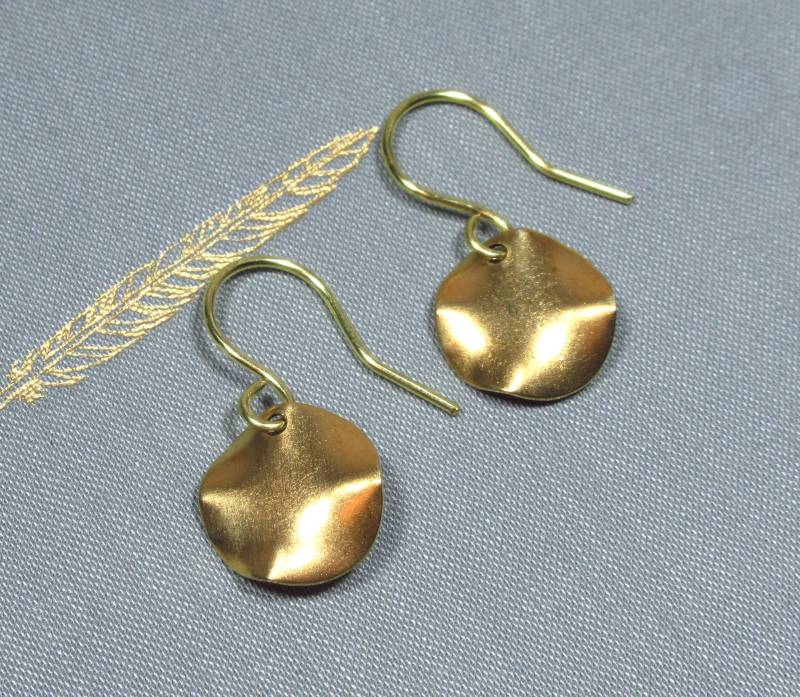 Ohrringe Gracie Aus Goldenem Messing Mit Dot-Anhänger | 1847 von TitaniasZauberwald