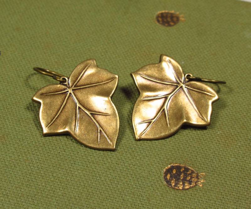 Ohrringe Ivy Aus Bronzefarbenem Messing Im Vintage Stil, Naturnahe Blattohrringe | 1830 von TitaniasZauberwald