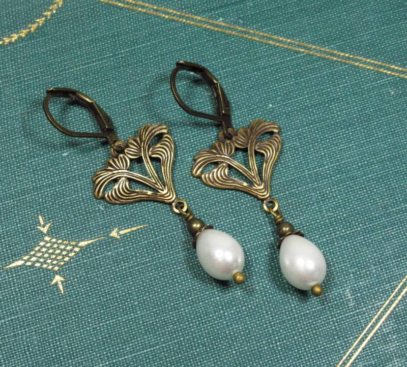 Ohrringe Jugendstil-Perlen Aus Bronzefarbenem Messing Mit Weißen Perlentropfen, Perlenohrringe Im Jugendstil | 1944 von TitaniasZauberwald