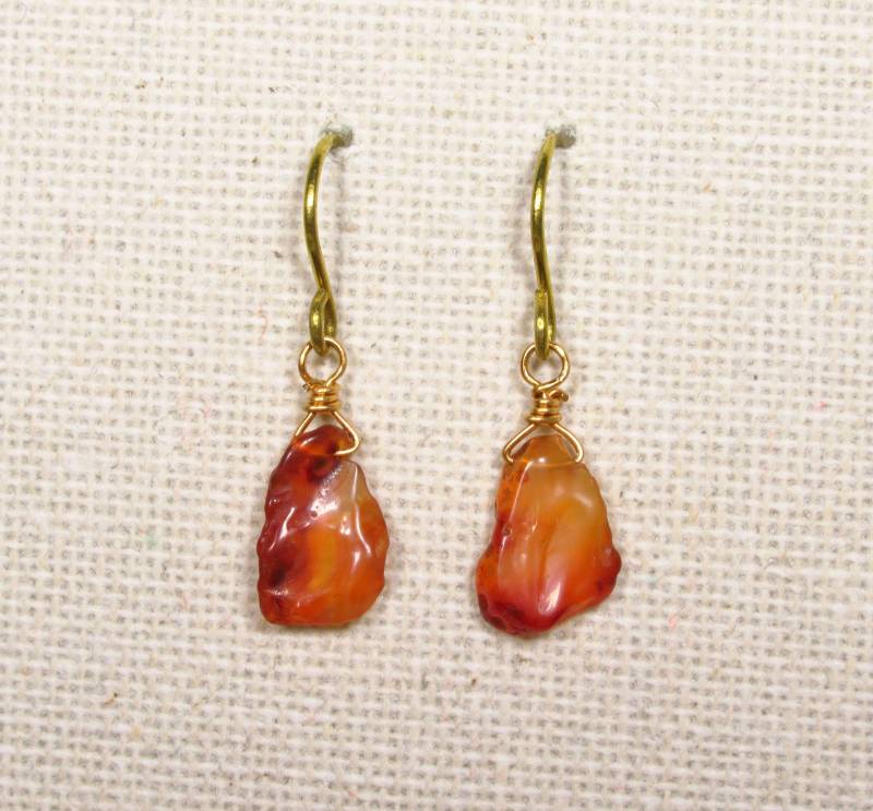 Ohrringe Kleiner Karneol Aus Goldenem Messing Mit Rohem Steinanhänger in Orangerot | 2364 von TitaniasZauberwald