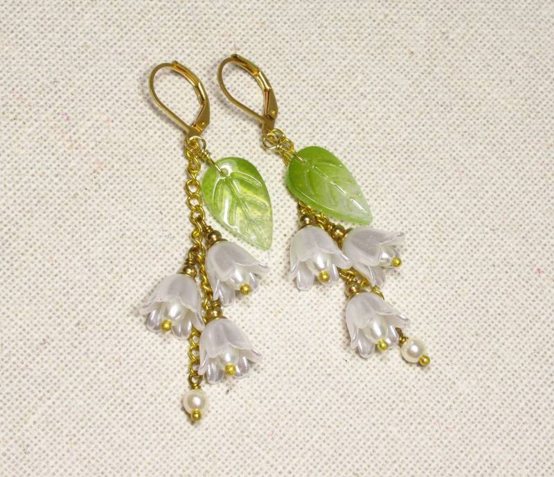 Ohrringe Maiglöckchen Aus Goldenem Messing, Weißen Kunststoffblüten Und Grünen Glasblättern | 2385 von TitaniasZauberwald