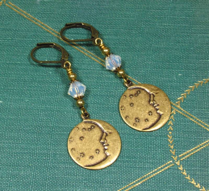 Ohrringe Mann Im Mond Aus Bronzefarbenem Messing Und Weißem Opalglas Im Vintage Stil | 2477 von TitaniasZauberwald