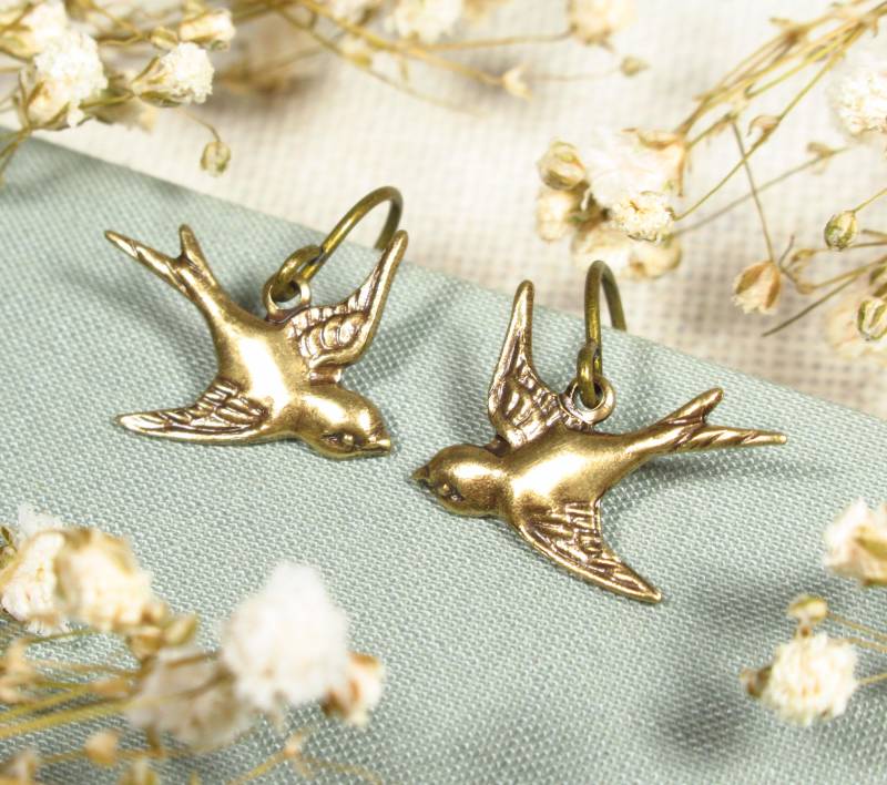 Ohrringe Messingschwälblein Aus Bronzefarbenem Messing Mit Kleinen Schwalben Im Vintage Stil | 1811 von TitaniasZauberwald