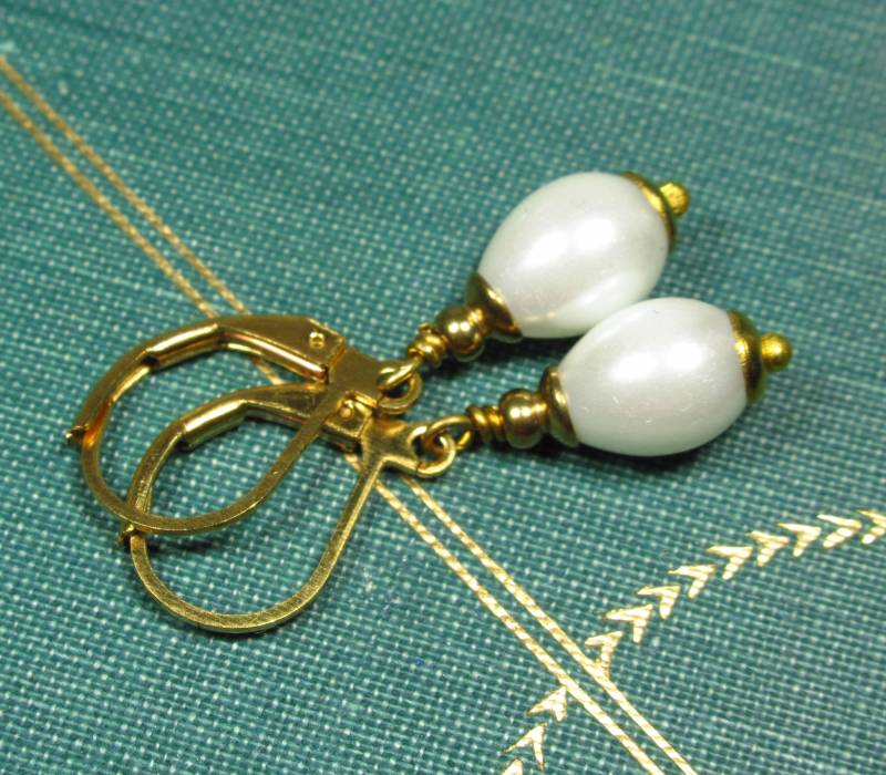 Ohrringe Perlentränen Aus Goldenem Messing Mit Weißen Tropfenperlen | 1953 von TitaniasZauberwald