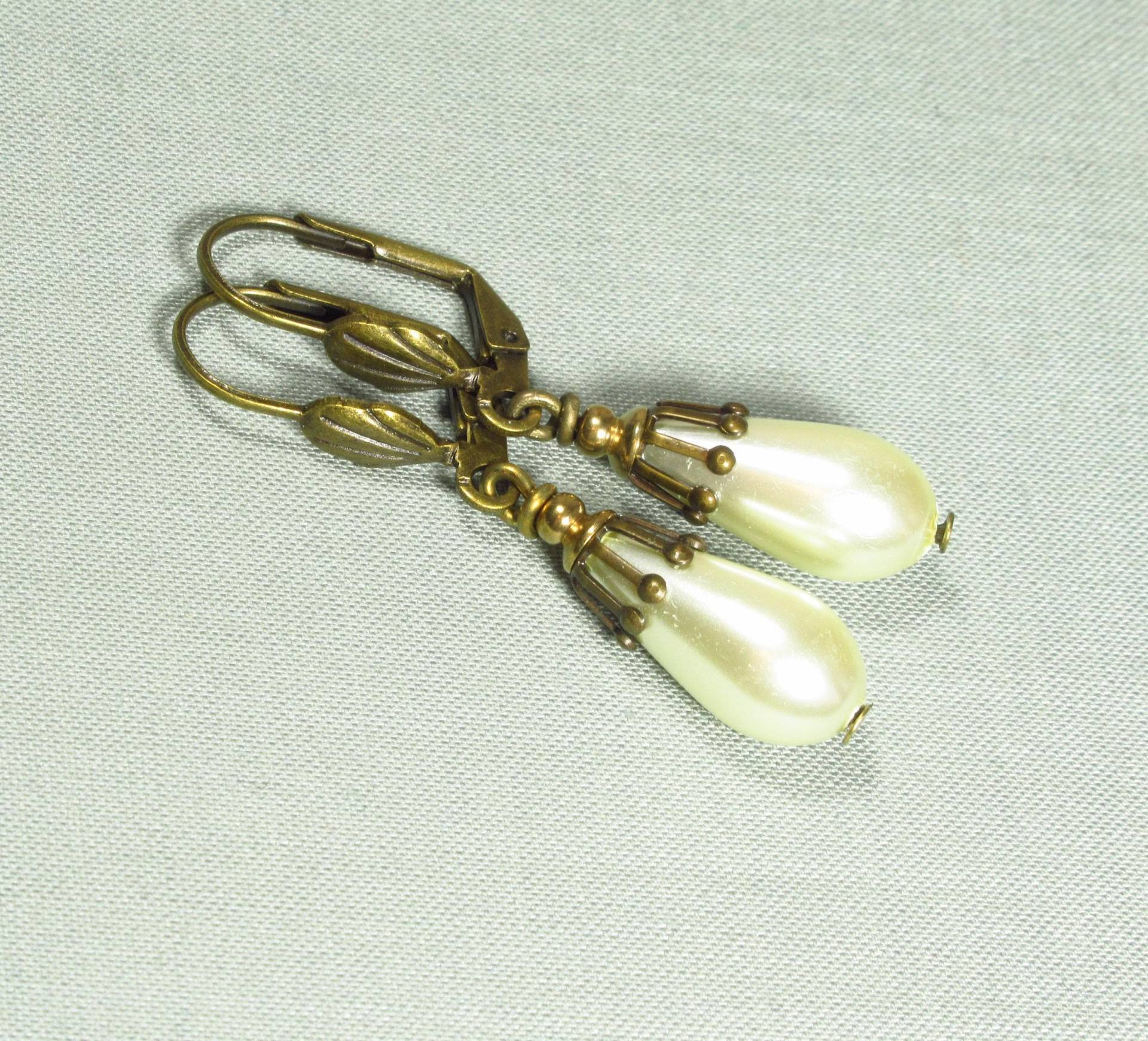 Ohrringe Perlentropfen Aus Bronzefarbenem Messing Und Cremeweißen Imitatperlen Im Vintage Stil | 2485 von TitaniasZauberwald