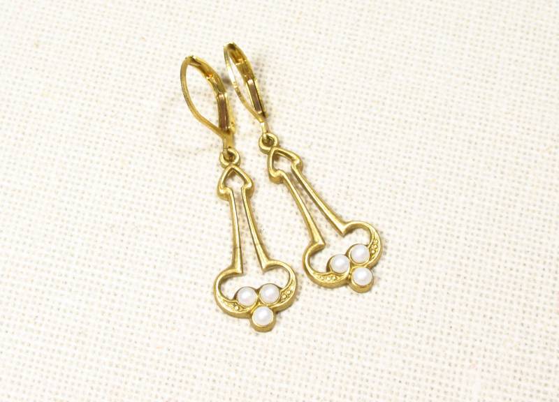 Ohrringe Perlenzauber Aus Goldenem Reinen Messing Mit Weißen Perlchen Im Jugendstil | 2344 von TitaniasZauberwald