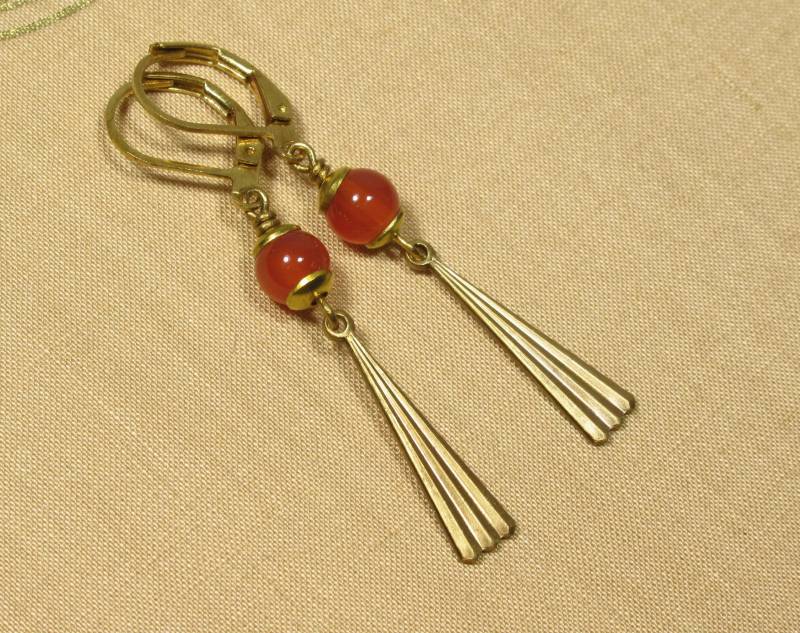 Ohrringe Phryne Aus Goldfarbenem Messing Mit Orangeroten Karneolperlen Im Art Déco Stil | 2246 von TitaniasZauberwald
