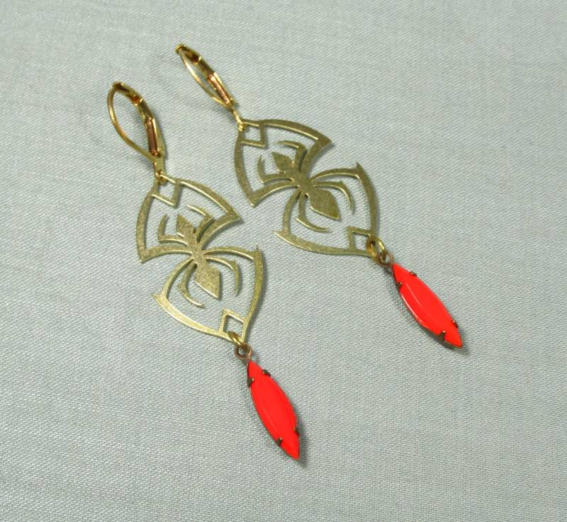 Ohrringe Rote Spinne Aus Goldenem Messing Und Korallenrotem Glasstein, Halloween-Ohrringe | 2484 von TitaniasZauberwald