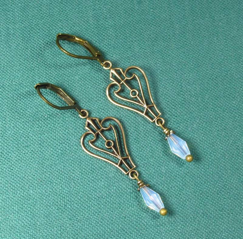 Ohrringe Schneeprinzessin Aus Bronzefarbenem Messing Und Weißem Opalglas Im Jugendstil | 2487 von TitaniasZauberwald