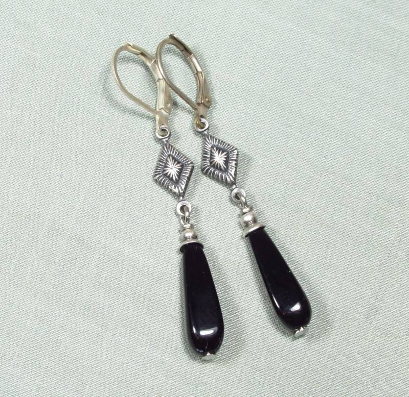 Ohrringe Schwarze Tropfen Versilbert Mit Langen Glasperlen Im Vintage Stil | 2478 von TitaniasZauberwald