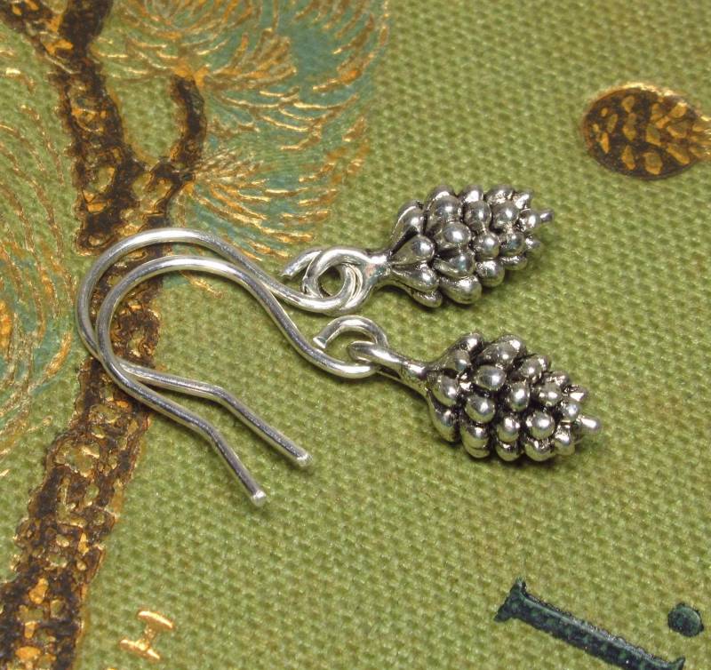 Ohrringe Silberzapfen Aus Silbernem Metall, Klein Mit Tannenzapfen | 2445 von TitaniasZauberwald