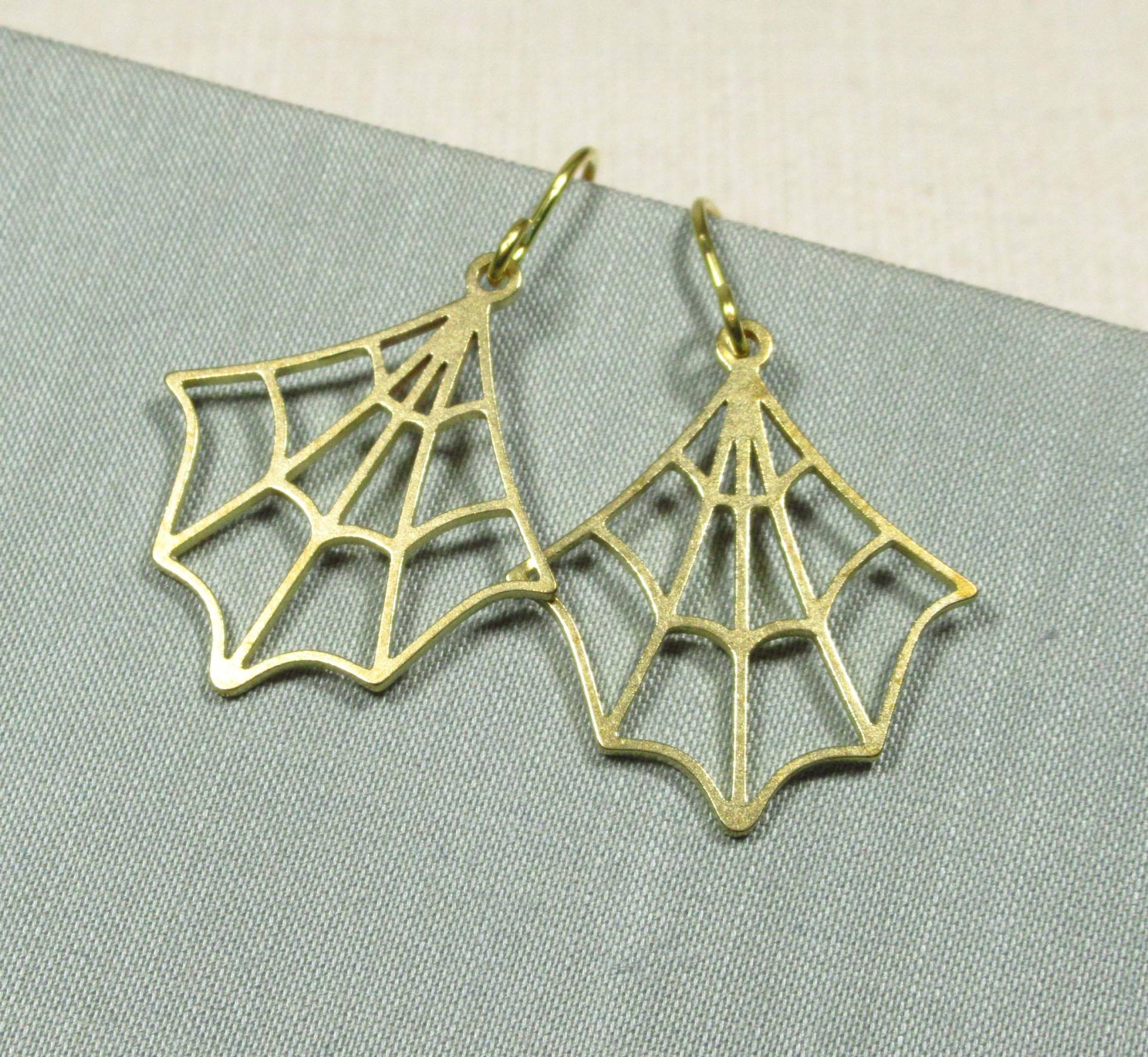 Ohrringe Spinnennetz Aus Goldfarbenem Messing, Halloween-Ohrringe | 2483 von TitaniasZauberwald