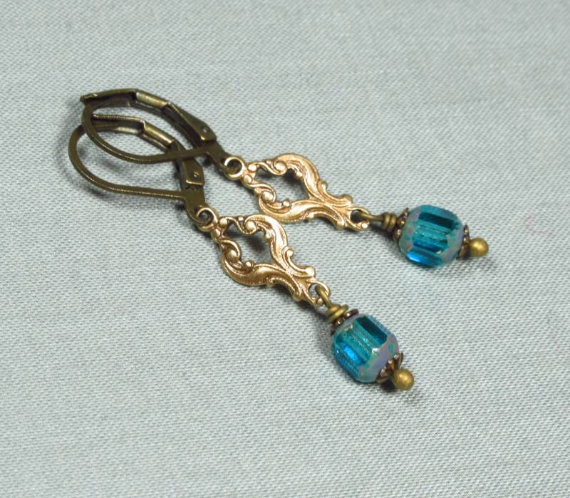 Ohrringe Wasserlaternen Aus Bronzefarbenem Messing Mit Blauen Glasperlen Im Vintage Stil | 1376 von TitaniasZauberwald